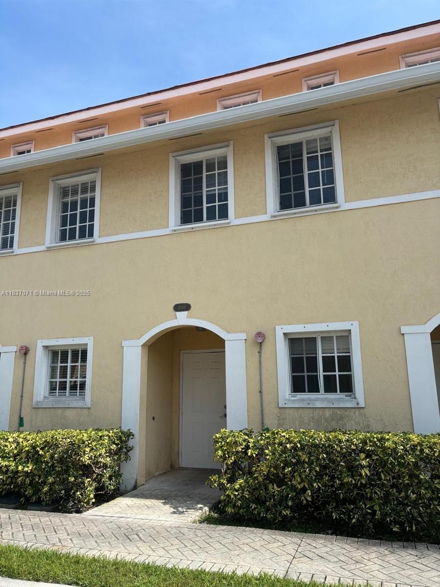 MEDITERRANEAN STYLE WATERFRONT AND WATER VIEW 3 LEVELS TOWNHOUSE IN NORTH MIAMI BEACH. THIS TRI LEVEL HOME COMES WITH NEWER KITCHEN, LIVING ROOM & HALF BATH ON THE FIRST FLOOR WITH A NICE BACK YARD GREAT FOR BBQ. 2 BEDROOMS AND 1 BATH ON THE SECOND FLOOR, PRIMARY BEDROOM ON THE 3RD FLOOR. COMMUNITY OFFERS 3 SWIMMING POOLS WITH GAZEBOS. LUSH LANDSCAPING WITH BRICK PAVED WALKWAYS, HURRICANE SHUTTERS & ONE ASSIGNED PARKING SPACE.
CAN RENT RIGHT AWAY