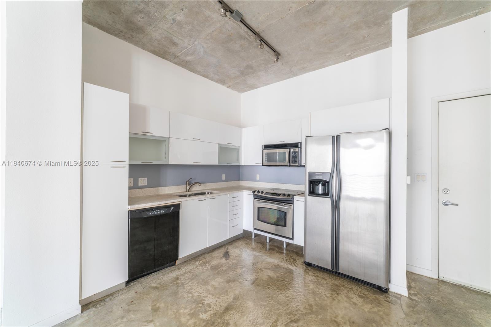Beautiful loft available for rent in the heart of Downtown Miami! This modern unit features a great layout, concrete floors, stainless steel appliances, in-unit washer and dryer, and hurricane-impact windows. Prime location, walk to Miami Dade College, Bayside, Kaseya Center, shops, restaurants, cafés, and more. Free public transportation and Metro-mover access right across the street. The building offers 24-hour front desk and security, along with great amenities including a pool, gym, sauna, billiards, and club room. Easy to show and fast approval! Available on Sept 1st, 2025 :)