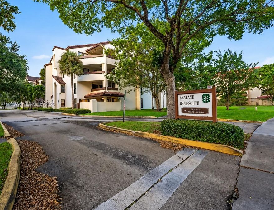 Amazing first floor unit in very desired Kenland Bend South Condominium. Minutes away from Town and Country shopping mall, Miami Dade College, Leon Medical Center and various shopping centers. Close to the turnpike and 88 street.
Images are virtually staged with furniture to illustrate the potential of the space.