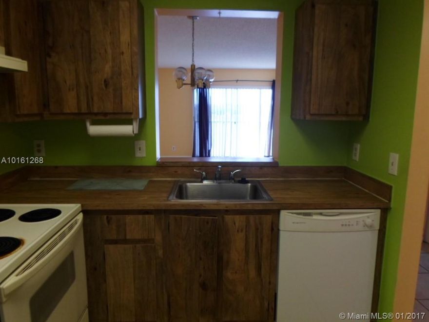 beautiful 2/2 Condo with washer/dryer in unit with lake view