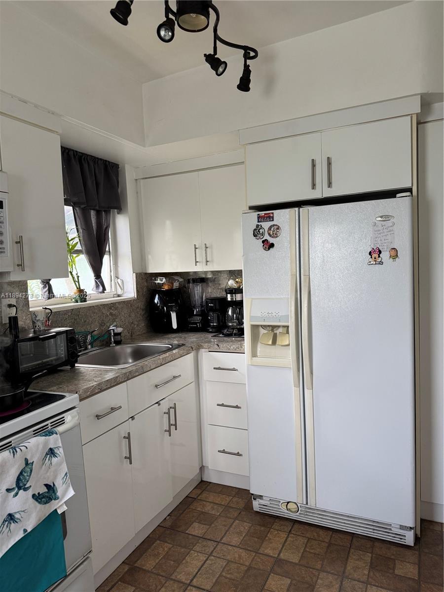 SKY LAKE GARDENS NO 4 CON - Residential