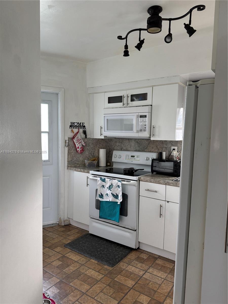 SKY LAKE GARDENS NO 4 CON - Residential