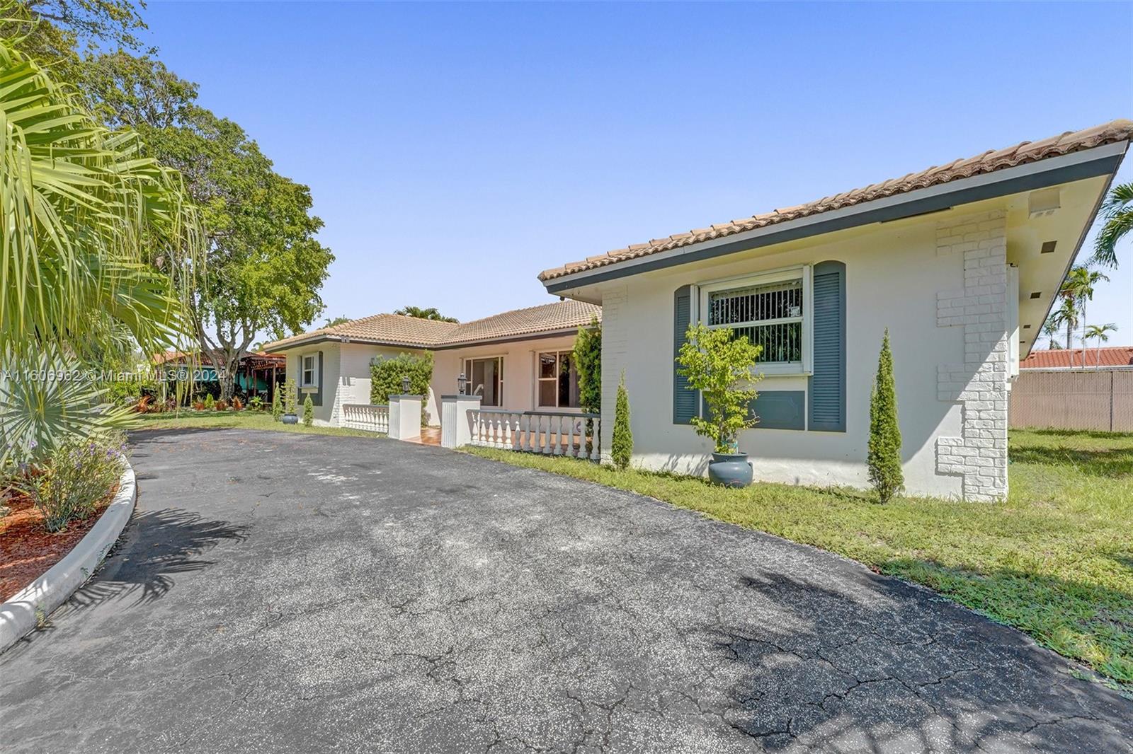 HOLLYWOOD GOLF ESTATES SE - Residential