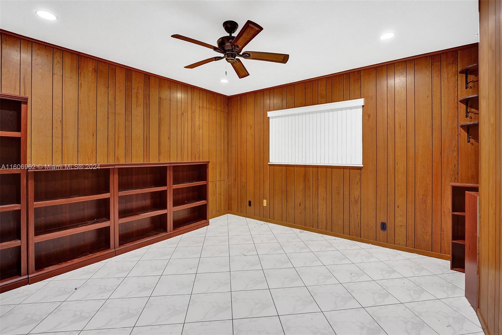 HOLLYWOOD GOLF ESTATES SE - Residential
