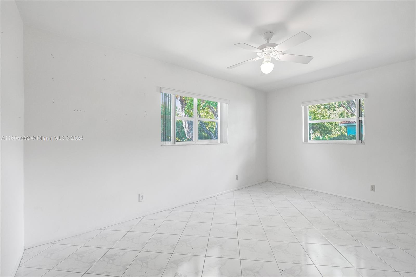 HOLLYWOOD GOLF ESTATES SE - Residential