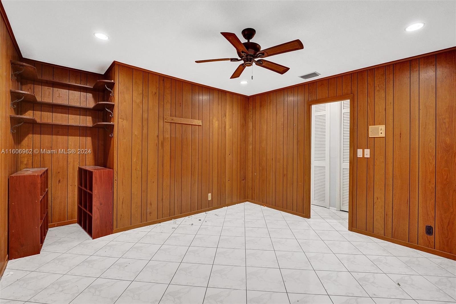 HOLLYWOOD GOLF ESTATES SE - Residential