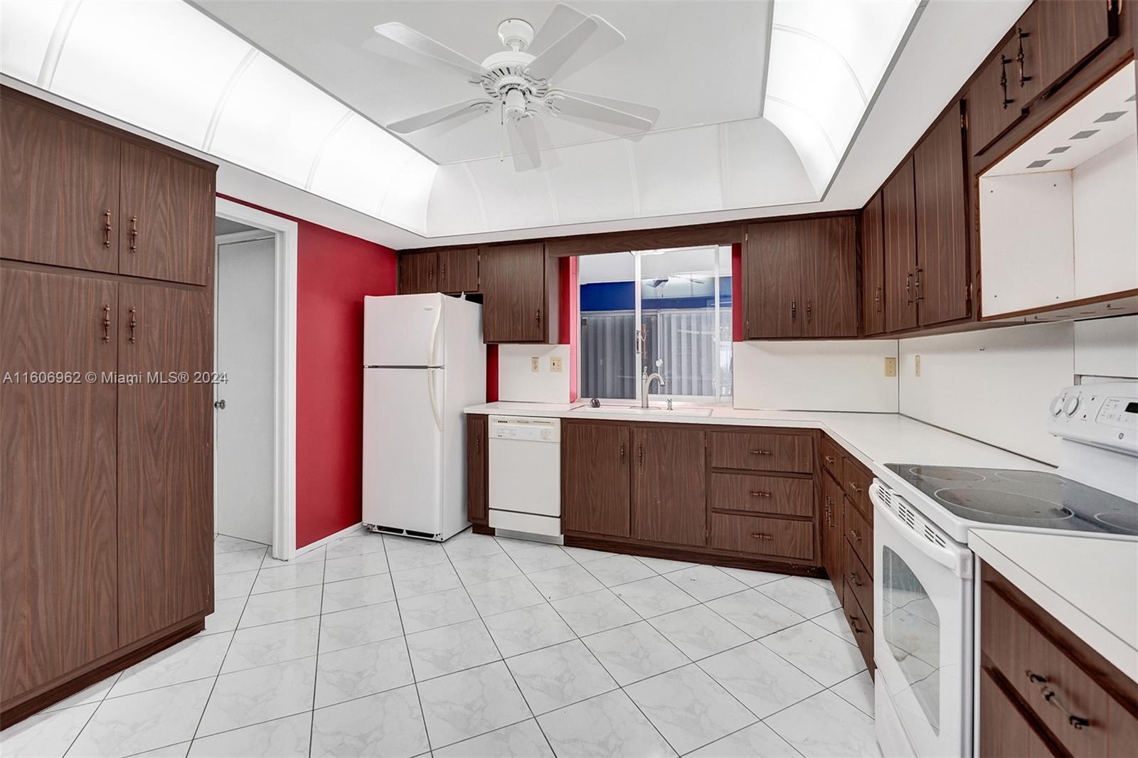 HOLLYWOOD GOLF ESTATES SE - Residential