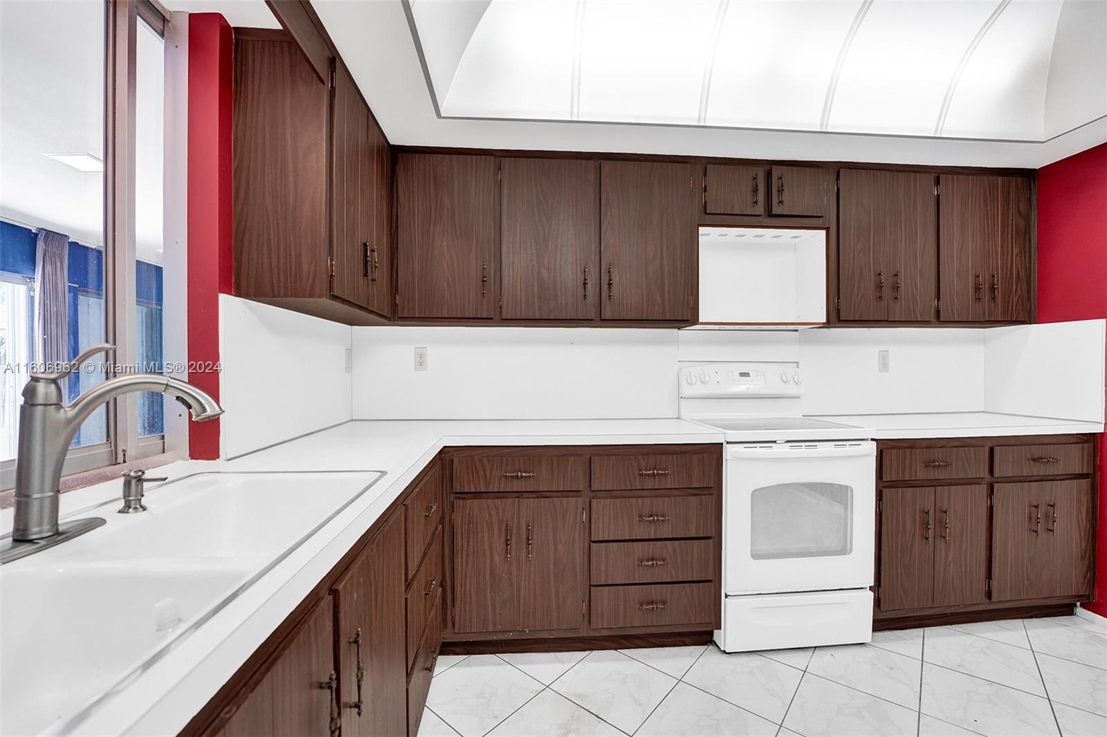 HOLLYWOOD GOLF ESTATES SE - Residential