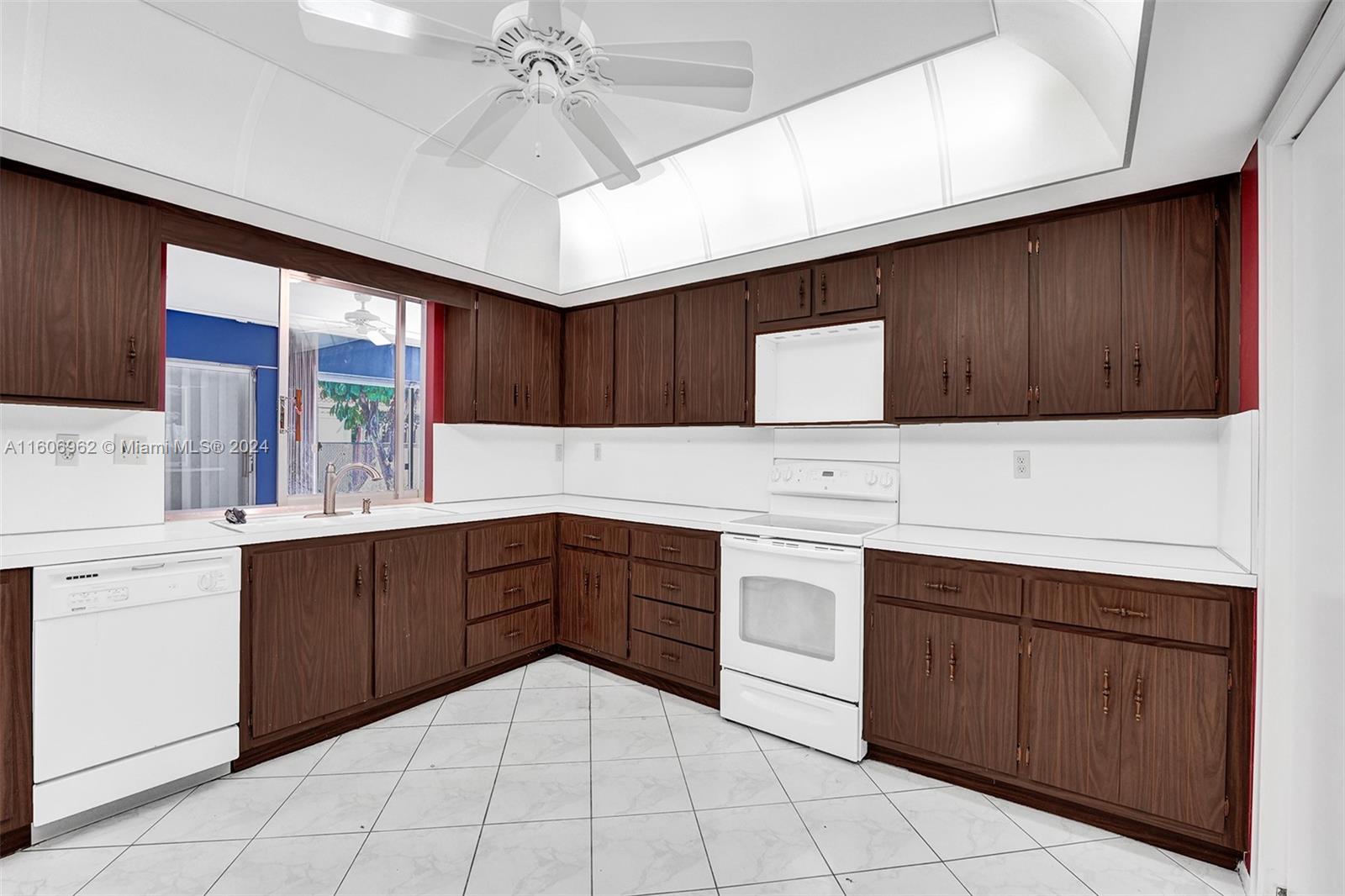 HOLLYWOOD GOLF ESTATES SE - Residential