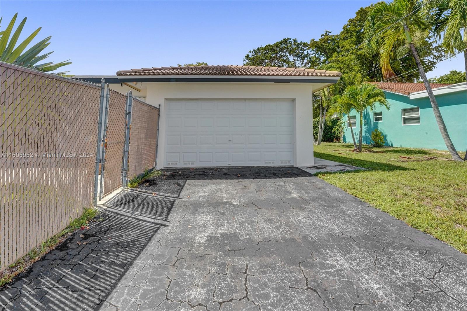 HOLLYWOOD GOLF ESTATES SE - Residential