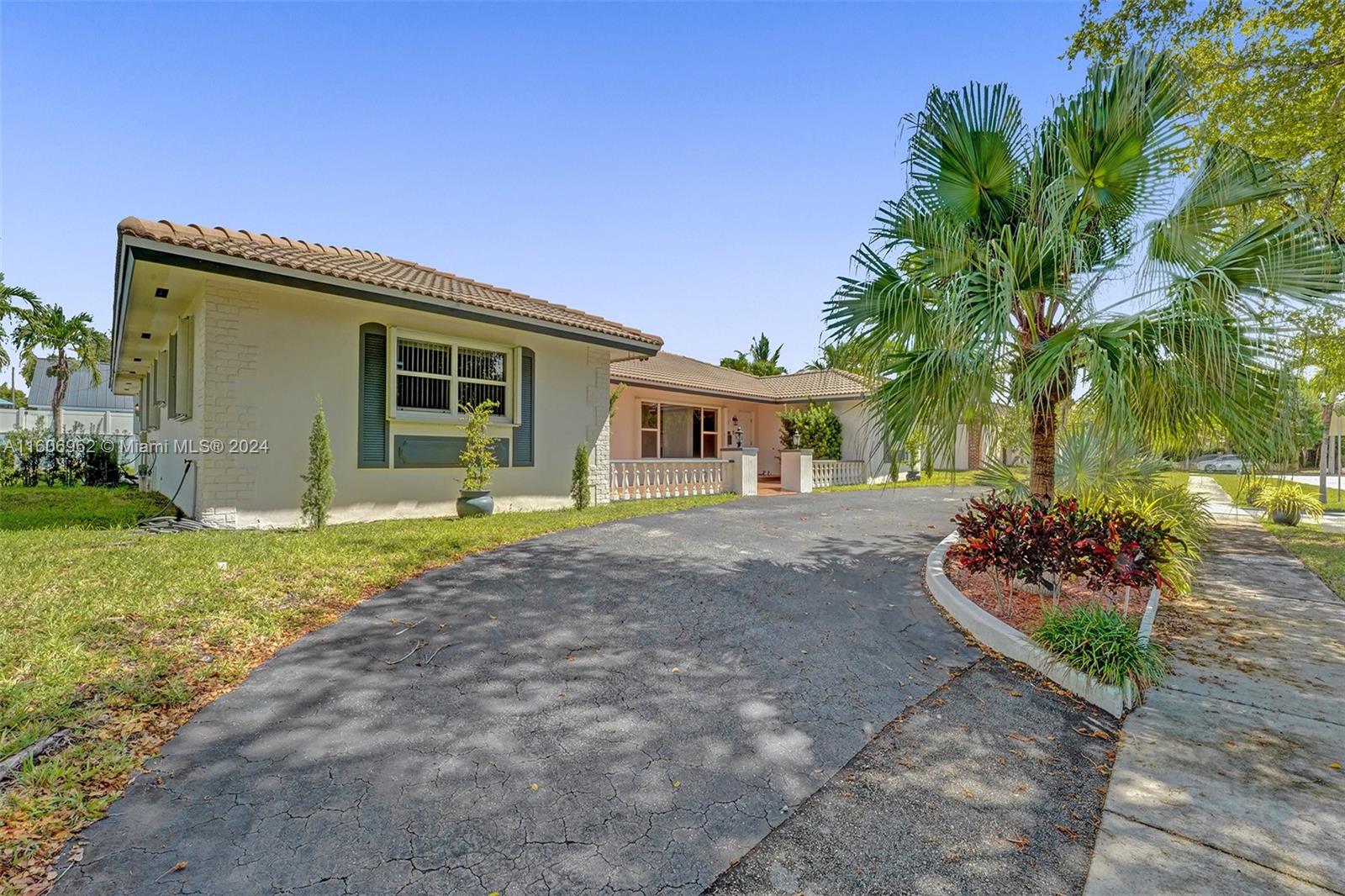 HOLLYWOOD GOLF ESTATES SE - Residential