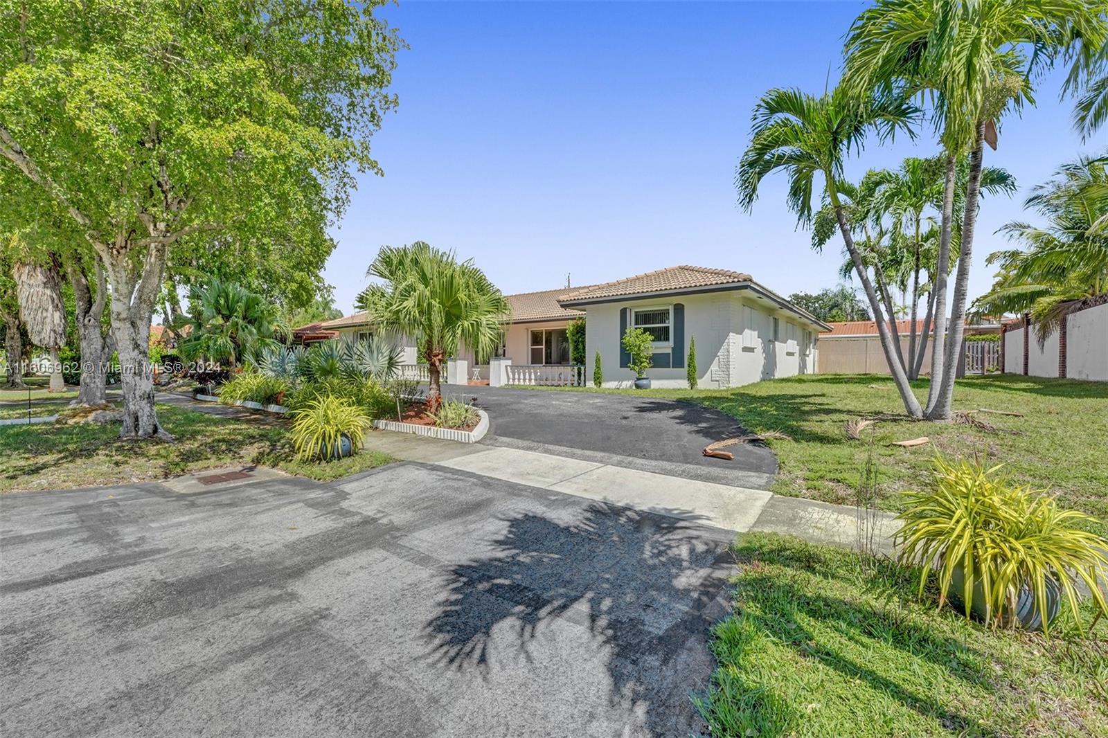HOLLYWOOD GOLF ESTATES SE - Residential