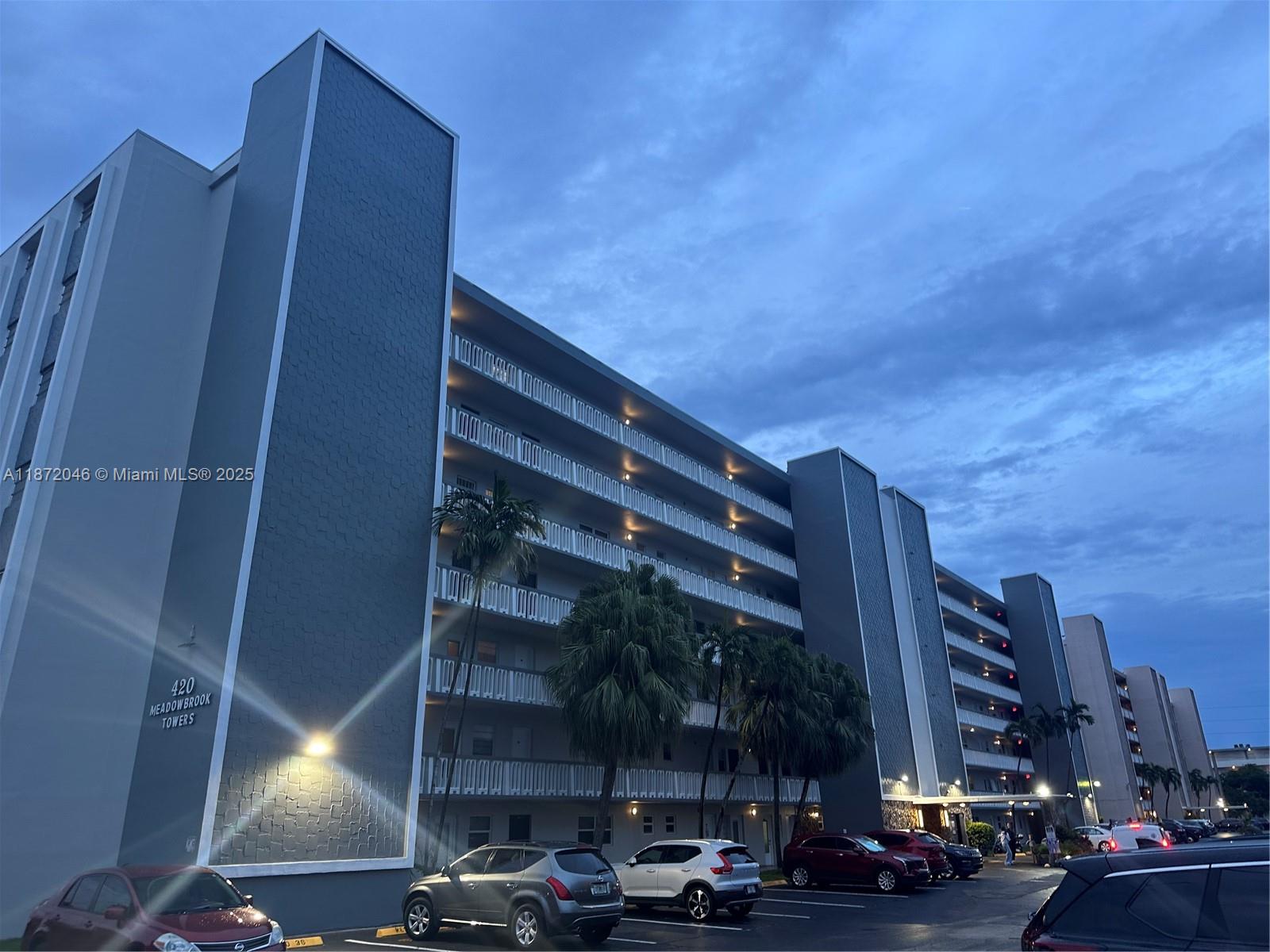 Cozy updated 1 bedroom 1 bath unit, spacious with an open kitchen that has been tastefully remodeled with quartz counter and upgraded appliances. The balcony is large enough to use as an office. Close distance to the beach, Gulfstream Park and Aventura Mall. Community has a pool, gym and clubhouse perfect for hosting. Come take a look to see for yourself, this is unit is turnkey. Buyers, this bldg has passed 50yr. certification. New roof, updated gym,sauna, brand new exterior paint and completely new elevators! Heated pool, clubhouse has pool tables and ping pong.
20 min walk to the beach. Hurry this won't last! tenant occupied call me for appts.