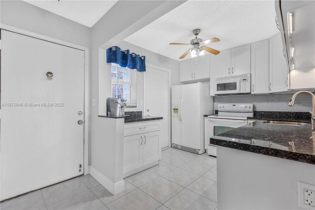 Photo of 420 NE 12th Ave #404, Hallandale Beach, FL 33009 (MLS # A11872046)