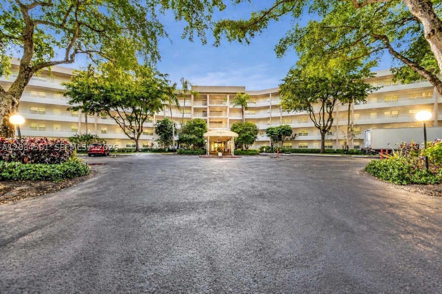 3980 Oaks Clubhouse Dr 409
