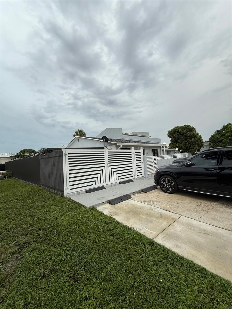 Beautiful house, complete Remodel with a Studio to help you pay the Mortgage. Appointment required with 3 hours in advance, bringing your client before is too Late