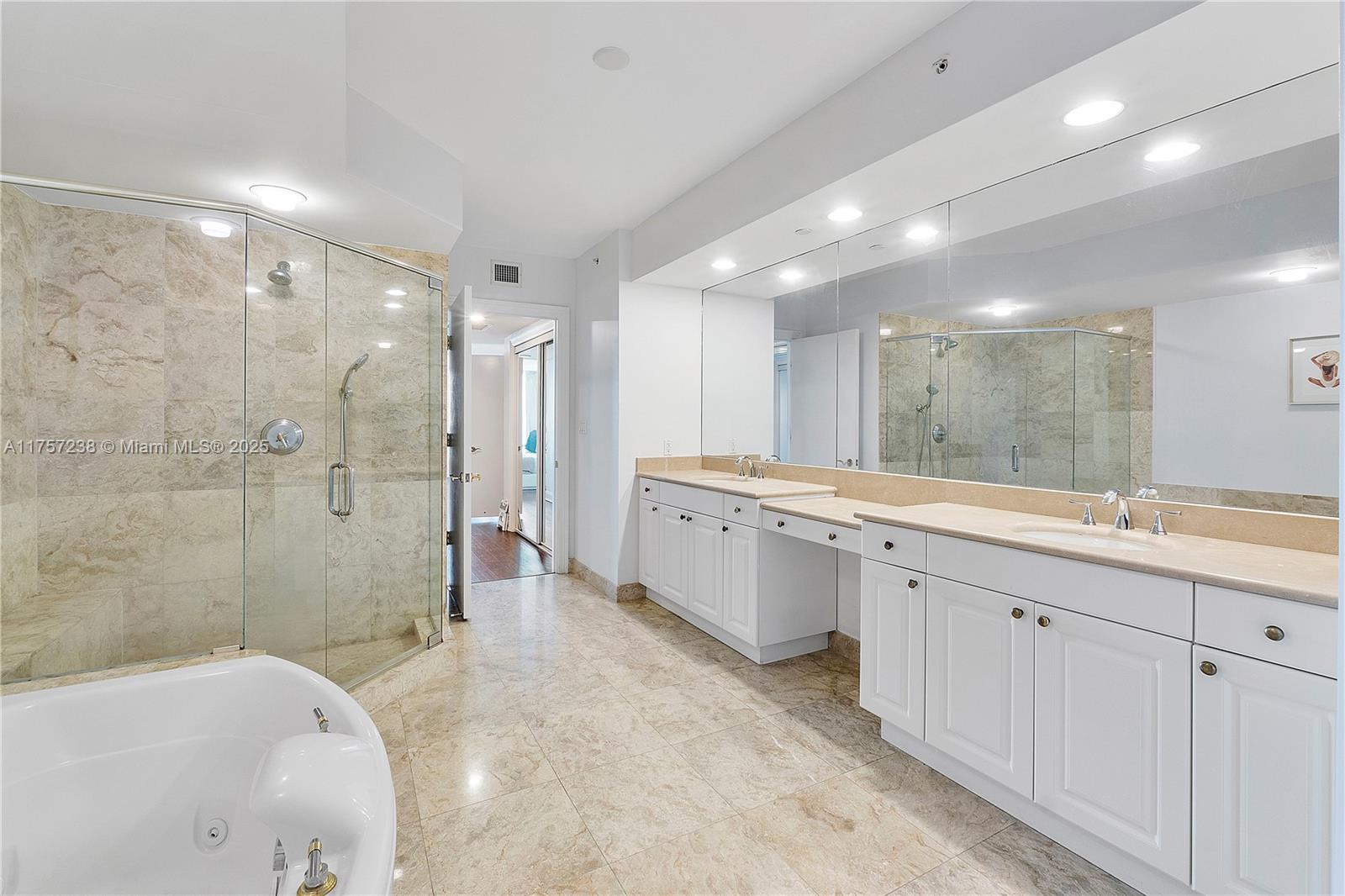 HAMPTONS SOUTH - Residential