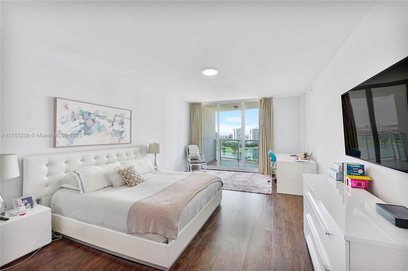 HAMPTONS SOUTH - Residential