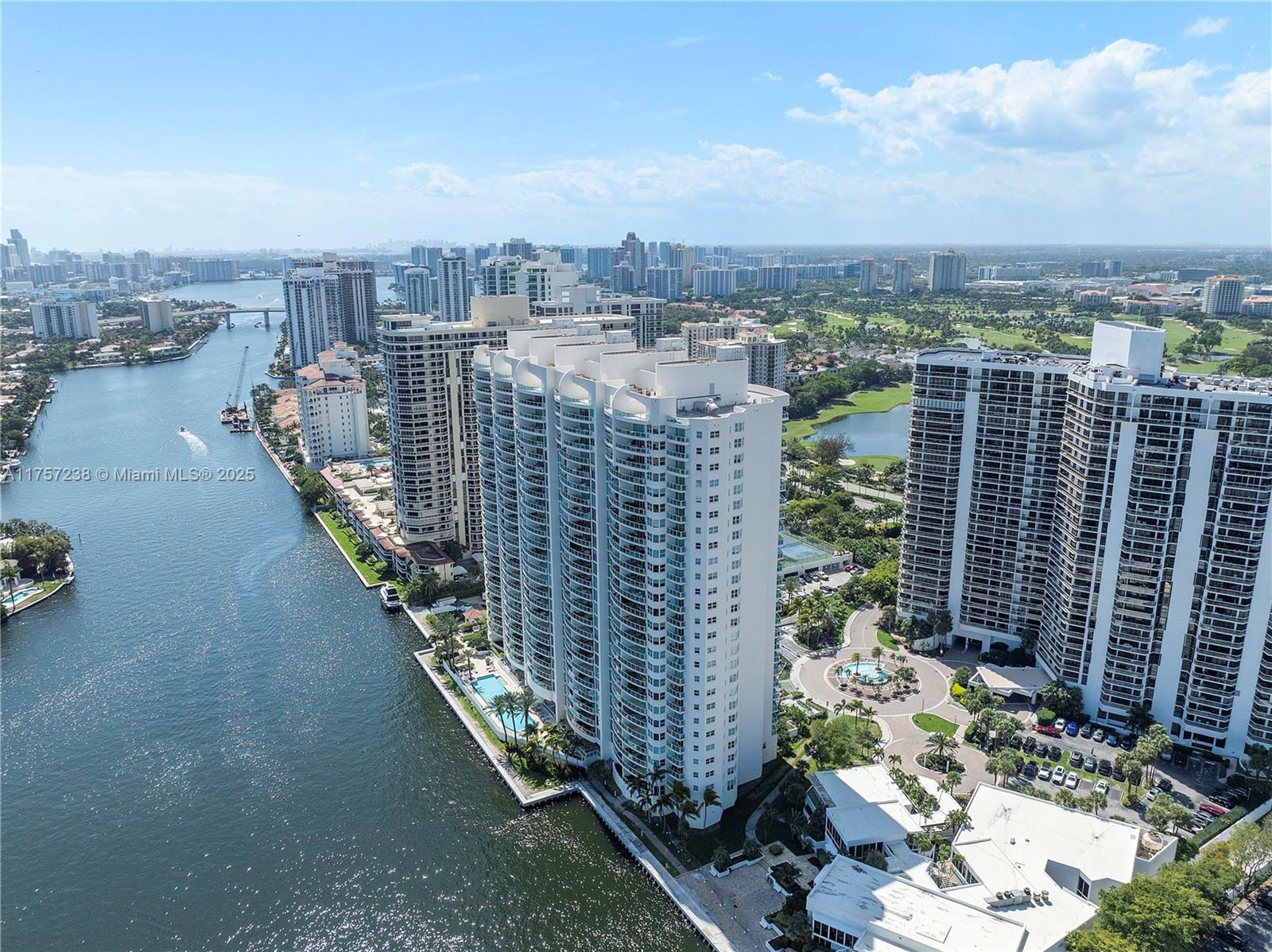 HAMPTONS SOUTH - Residential