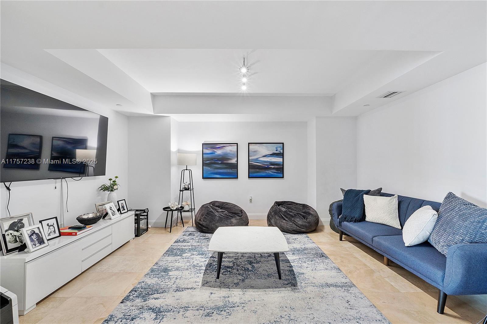 HAMPTONS SOUTH - Residential