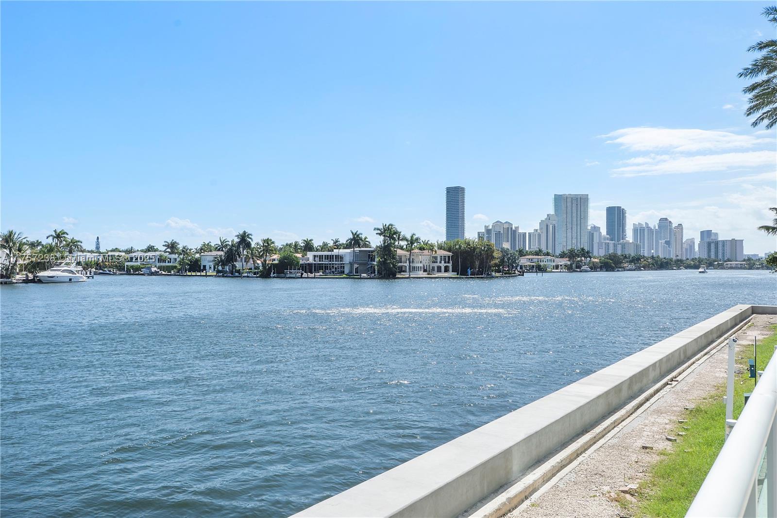 HAMPTONS SOUTH - Residential