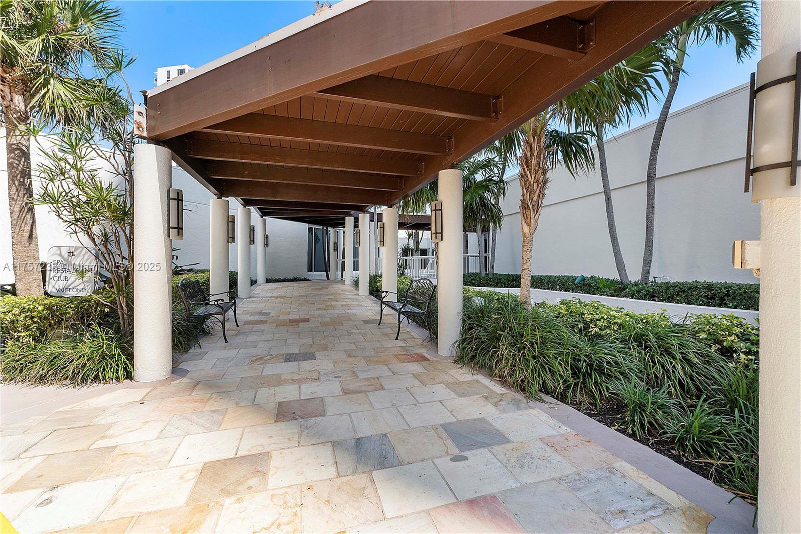 HAMPTONS SOUTH - Residential