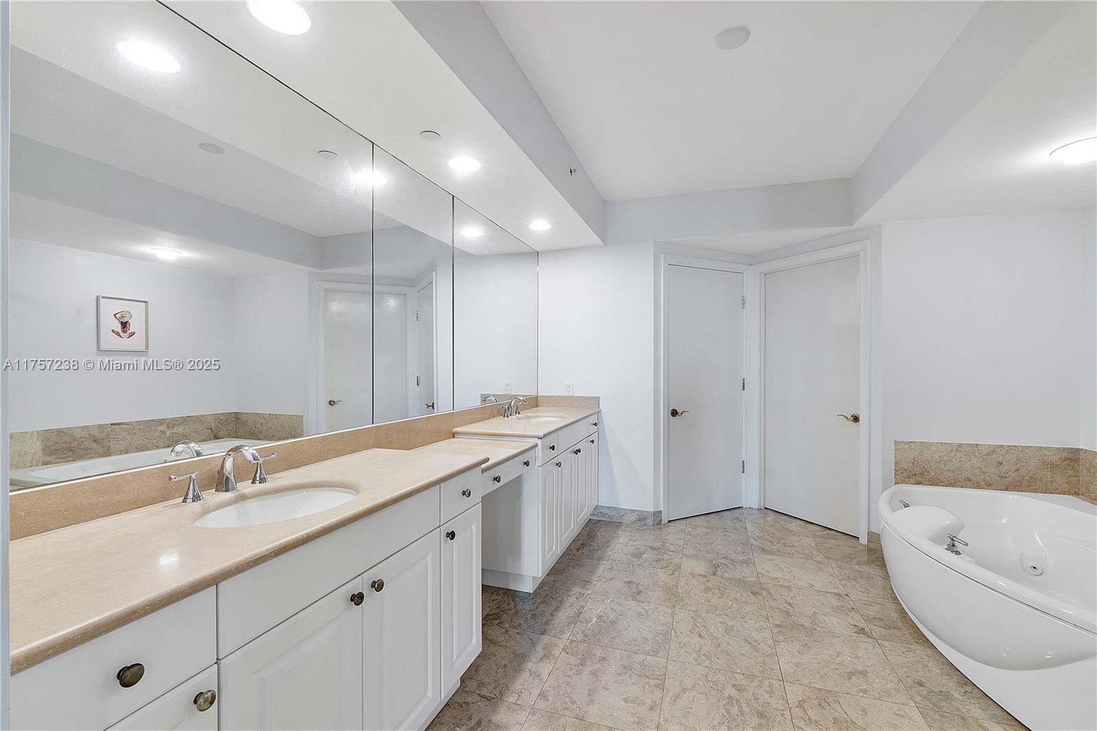 HAMPTONS SOUTH - Residential