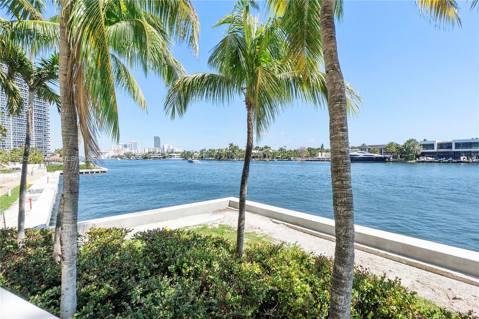 HAMPTONS SOUTH - Residential