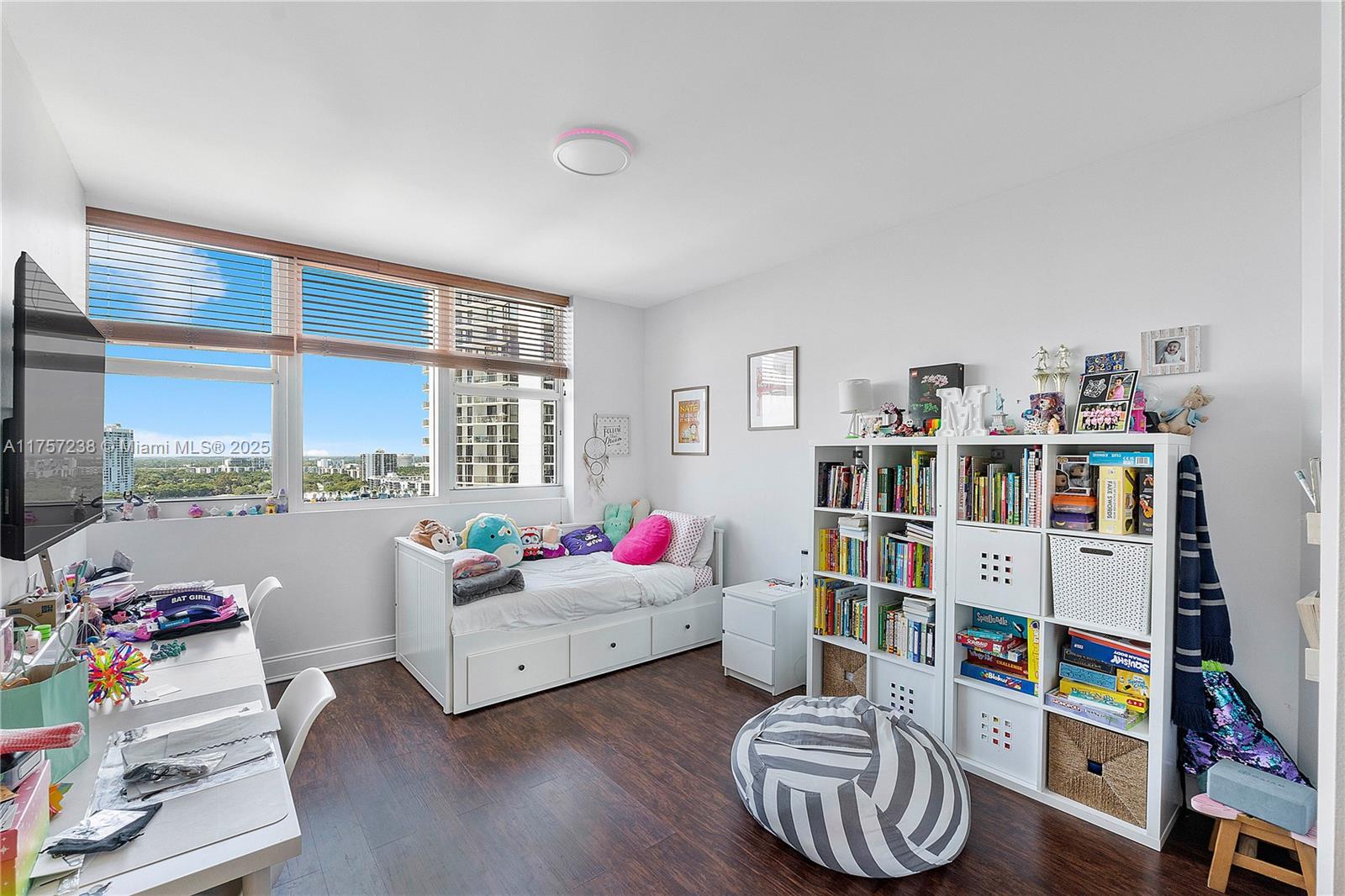 HAMPTONS SOUTH - Residential