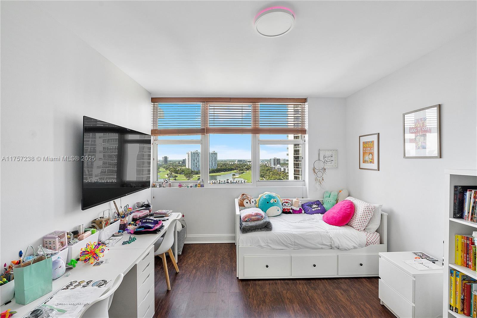 HAMPTONS SOUTH - Residential