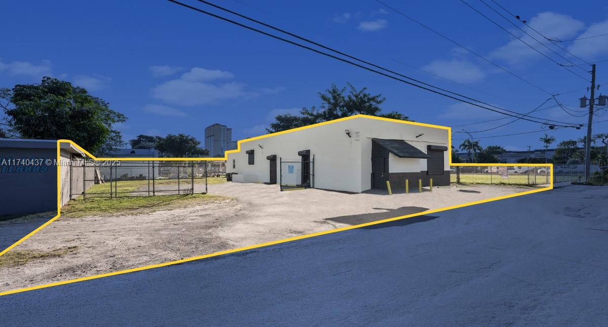 Brand new complete renovation of building including refinished floors and fresh painted interior and exterior with highly liberal use allowances for the most in-demand & high-yield business types. The space is a highly adaptable open layout for maximum versatility based on tenant’s needs and includes 3 grade-level loading doors & 2 full restrooms with showers along with +/- 10,000 Sq. Ft. gated outdoor area for parking, storage, etc. Direct accessibility to I-95, Little River, El Portal, & Little Haiti
Up to an additional 20,700 Sq. Ft. of land contiguous to subject site is available by request