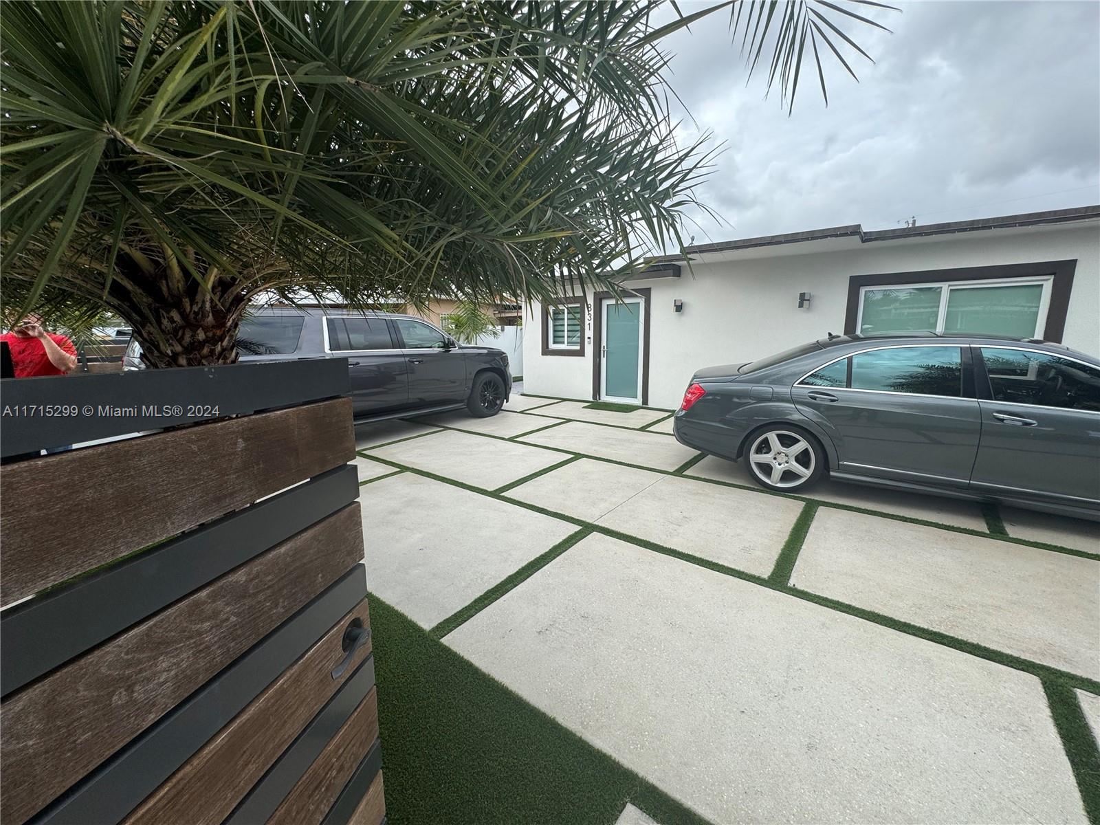 831 E 10th Pl