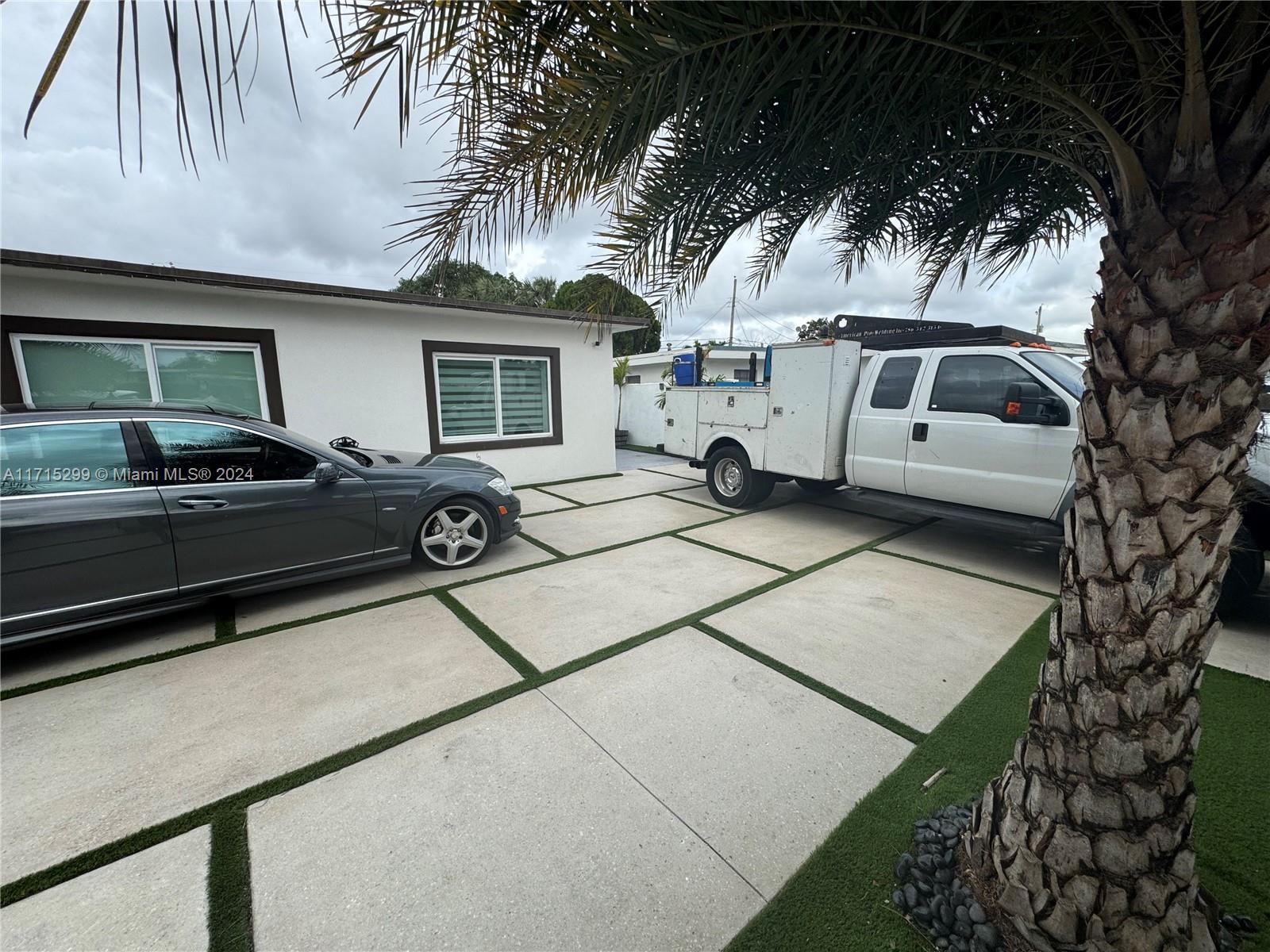 831 E 10th Pl