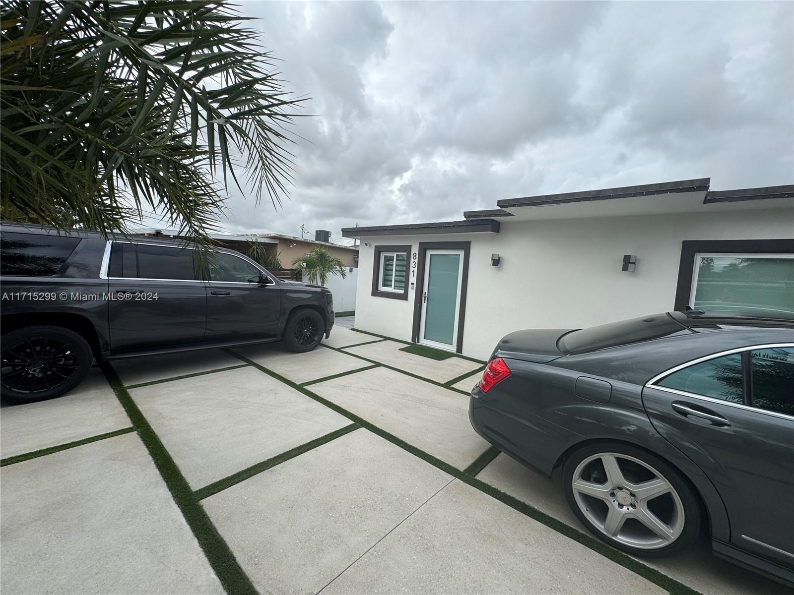 831 E 10th Pl