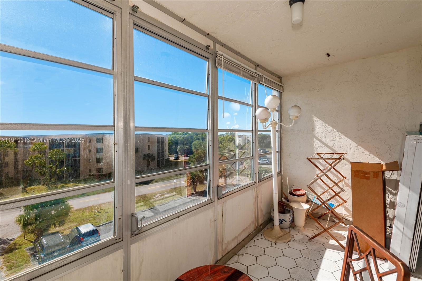 SOMERSET AT LAUDERDALE LA - Residential