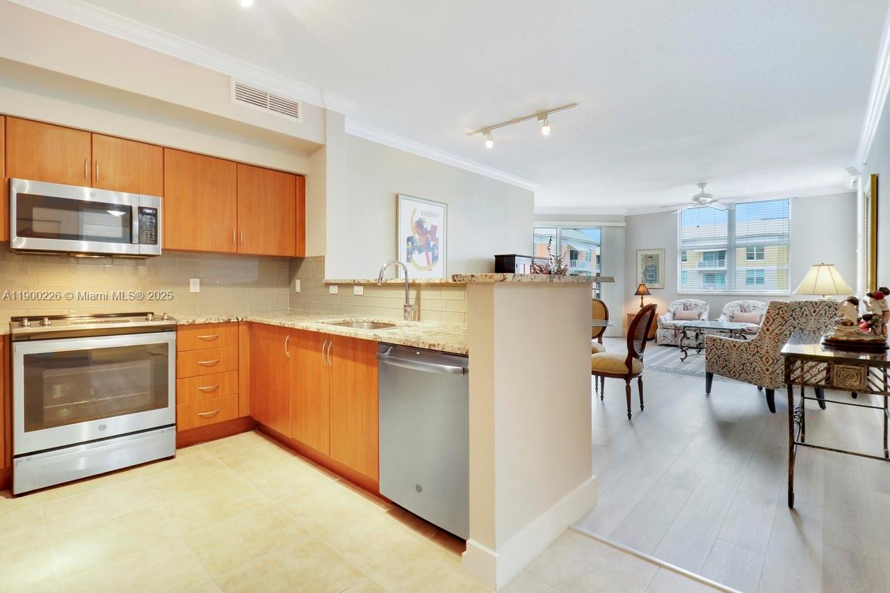 MOORINGS AT LANTANA CONDO - Residential