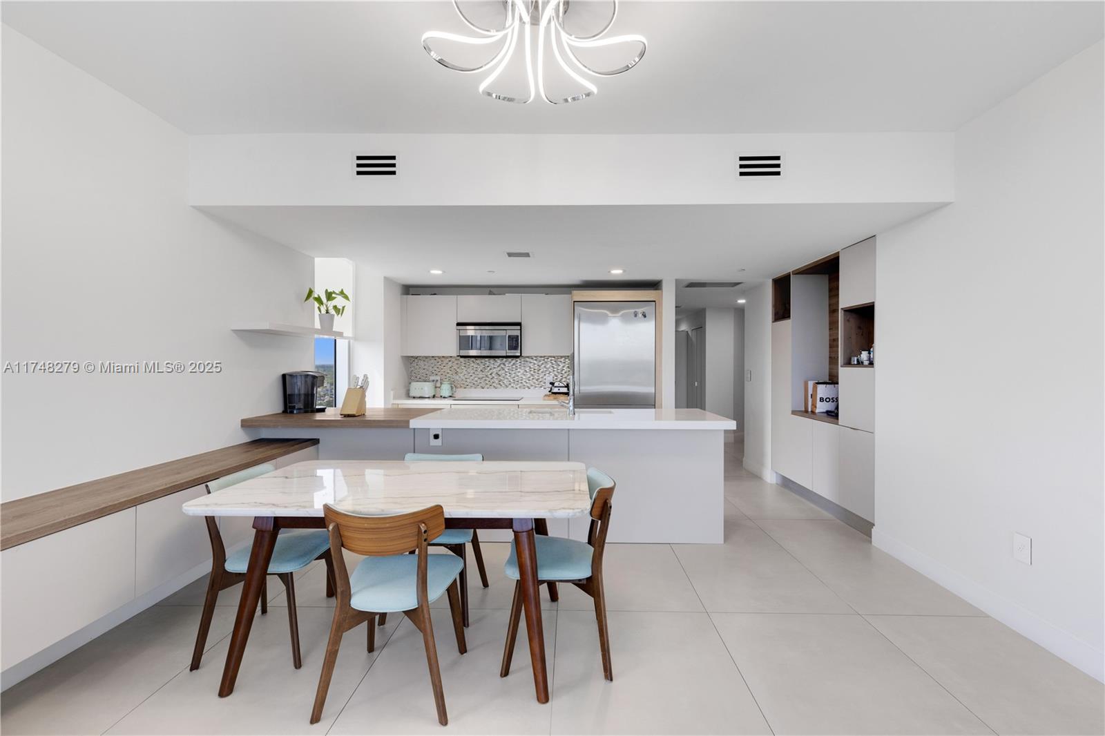 THE HARBOUR SOUTH CONDO - Residential