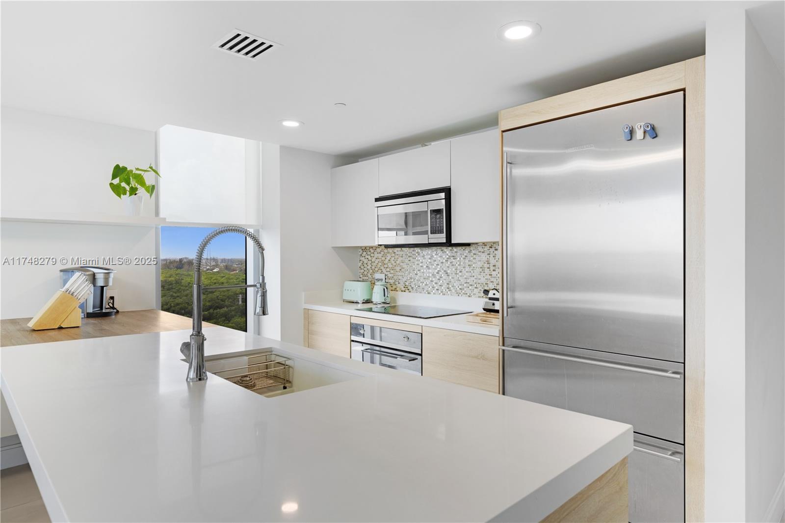 THE HARBOUR SOUTH CONDO - Residential