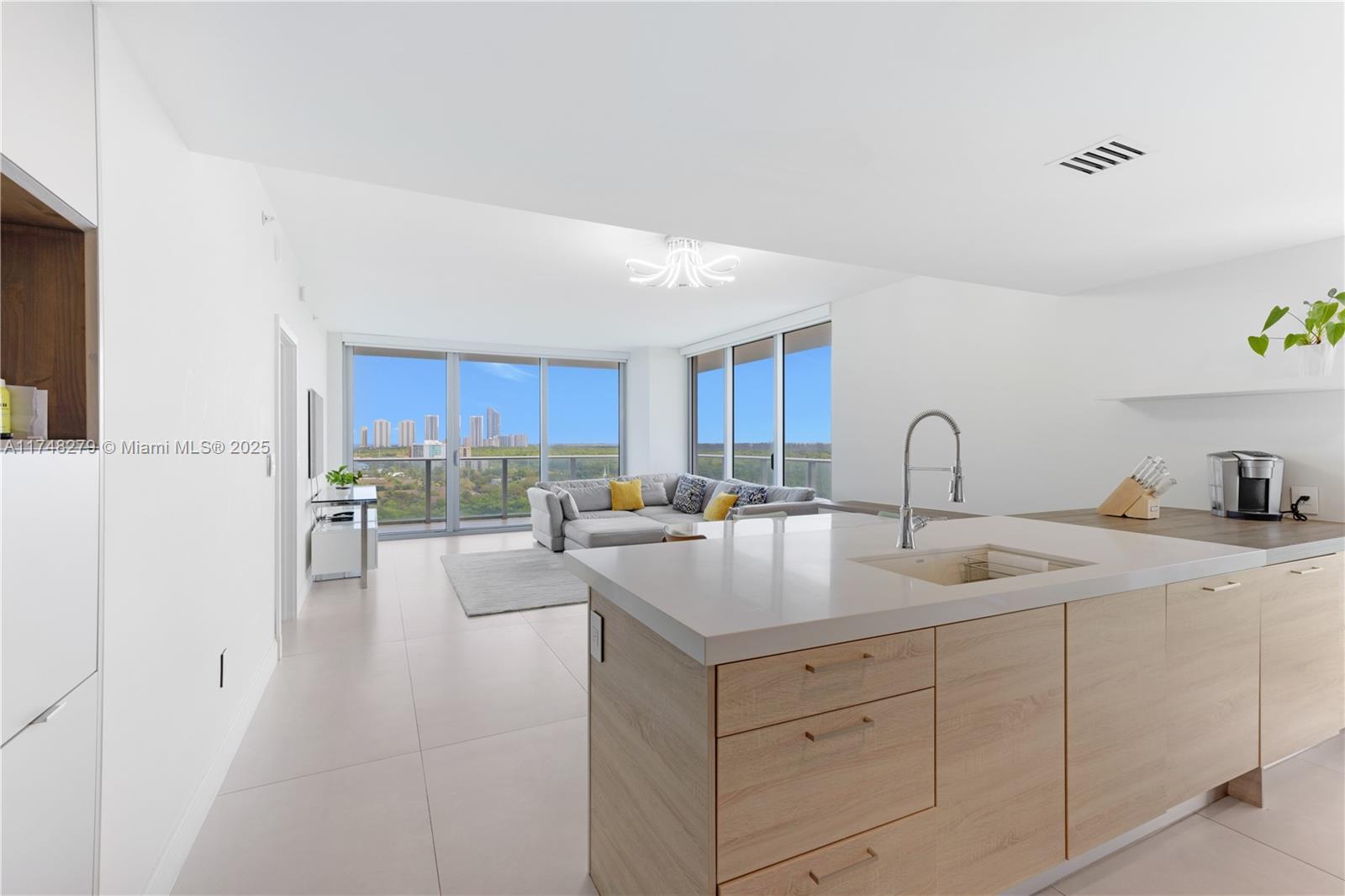 THE HARBOUR SOUTH CONDO - Residential