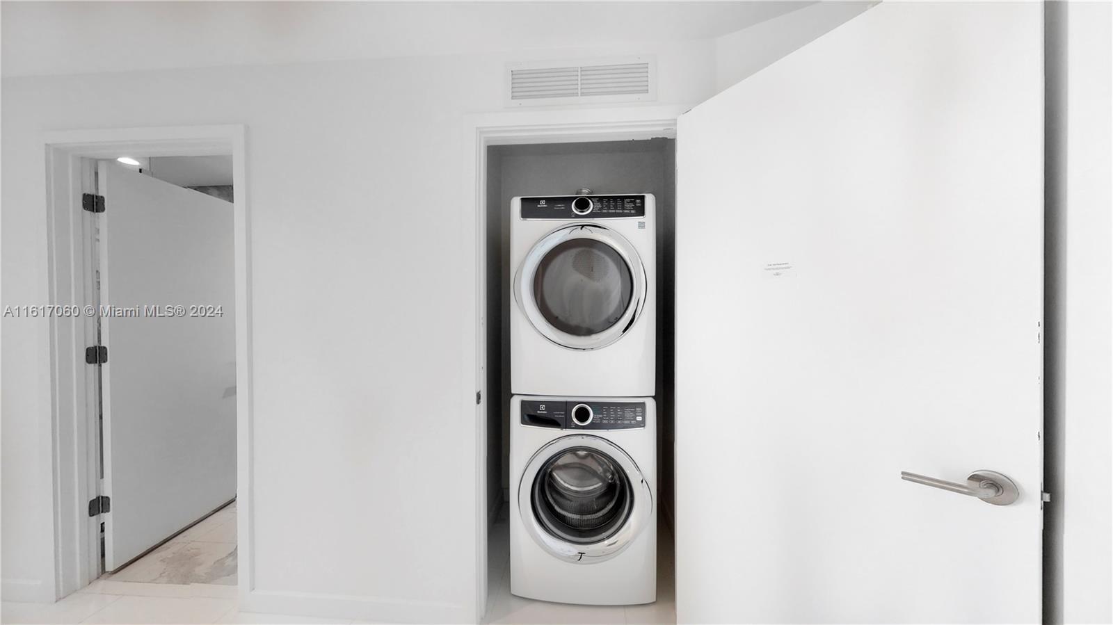 PARAMOUNT MIAMI WORLDCENT - Residential Lease