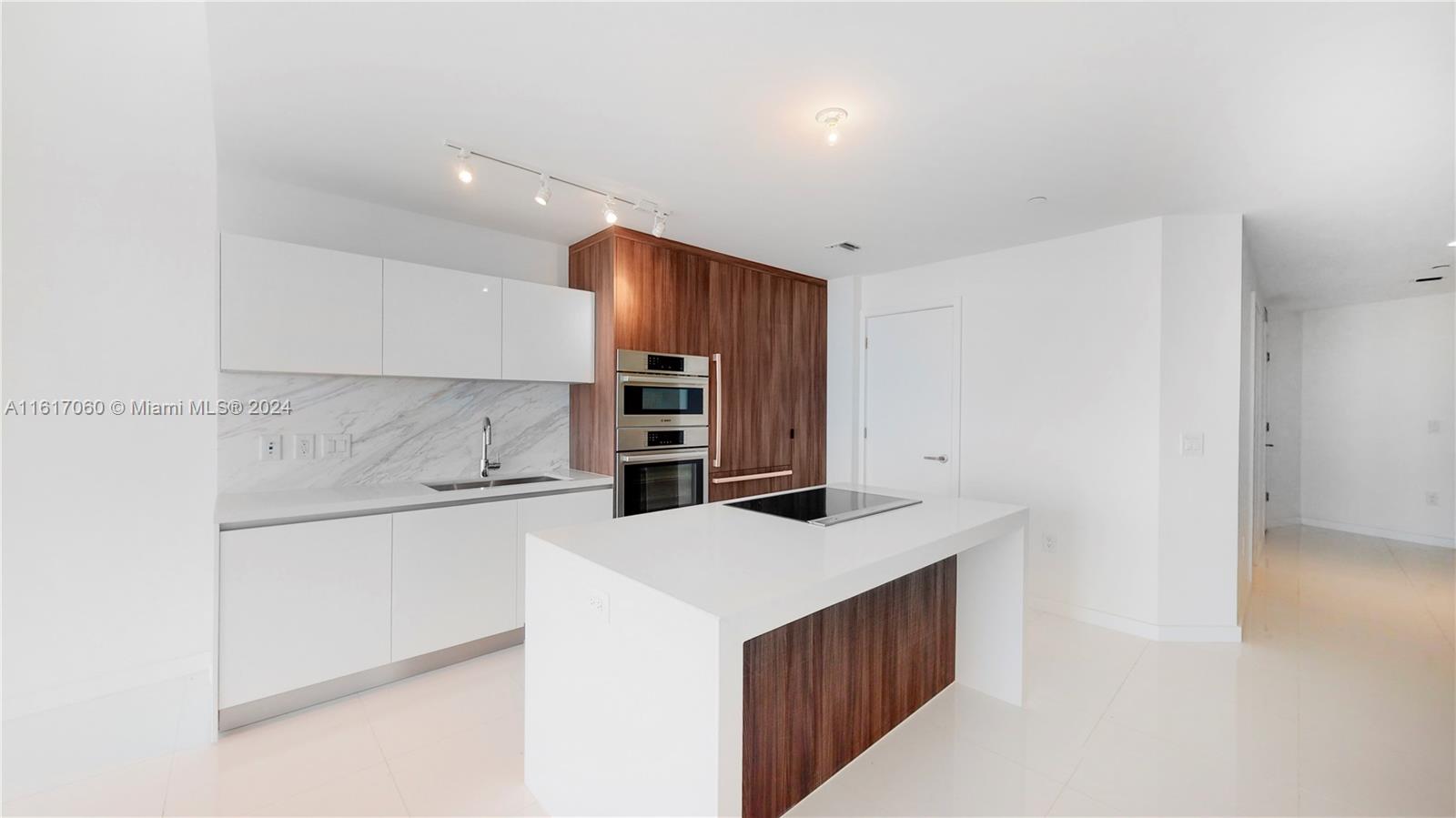 PARAMOUNT MIAMI WORLDCENT - Residential Lease