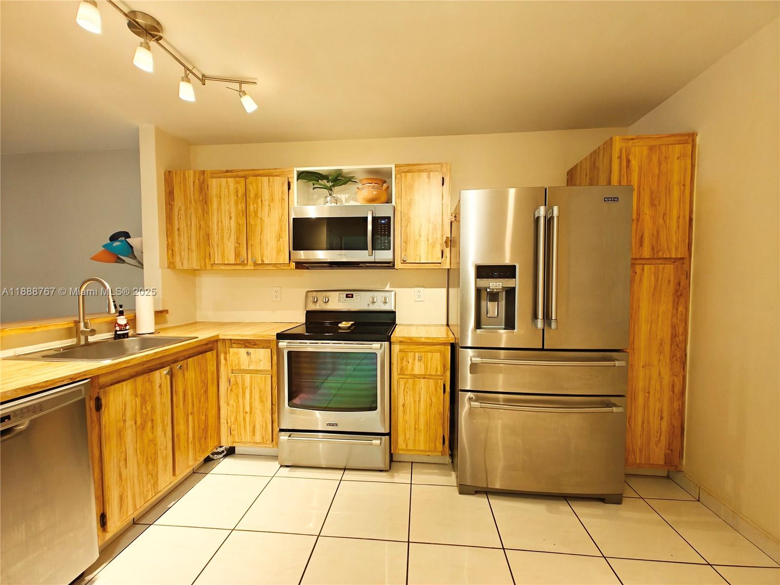 SUMMERTREE VILG CALIF CL - Residential