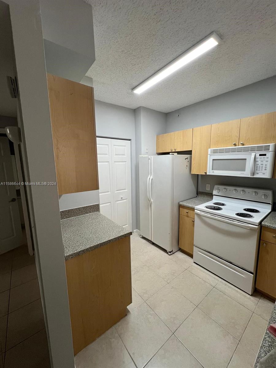 Beautiful 1 beds 1 bath condo. Tile floors throughout. Washer & Dryer inside unit. Close to parks, shopping, highways, Step inside and be greeted by a generous living area, perfect for entertaining or relaxing.you'll have easy access to shopping, dining, and entertainment in this open community.