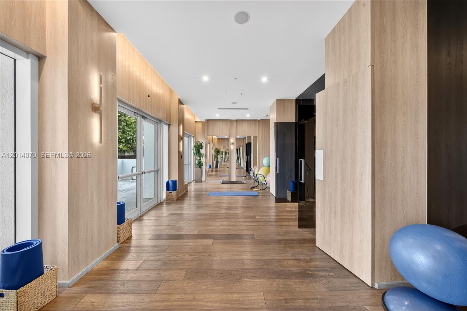 2711 HOLLYWOOD BEACH COND - Residential