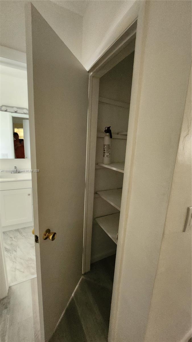 HOLLYWOOD HILLS WEST COND - Residential Lease