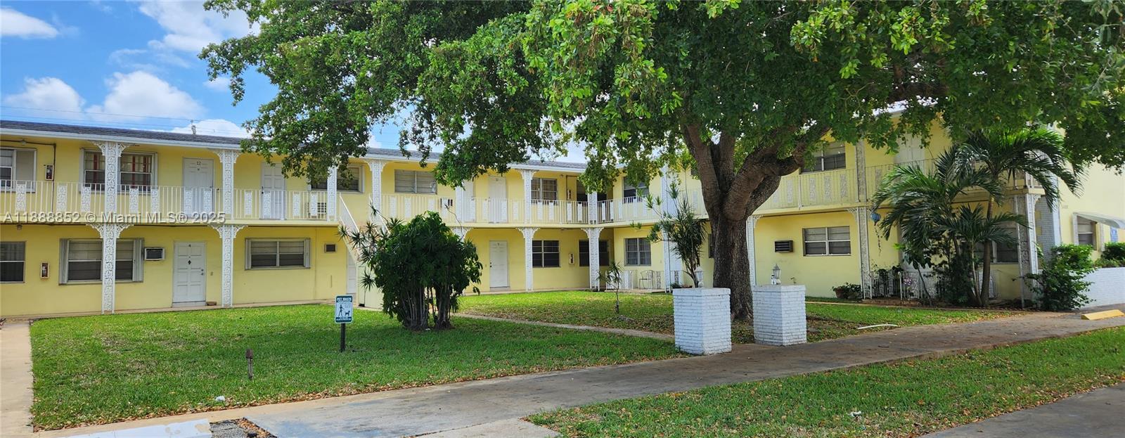 1 bed 1 bath located in the Great area of Hollywood. Kitchen and bathroom remodeled Attention only 2 persons per unit included children by the condo association