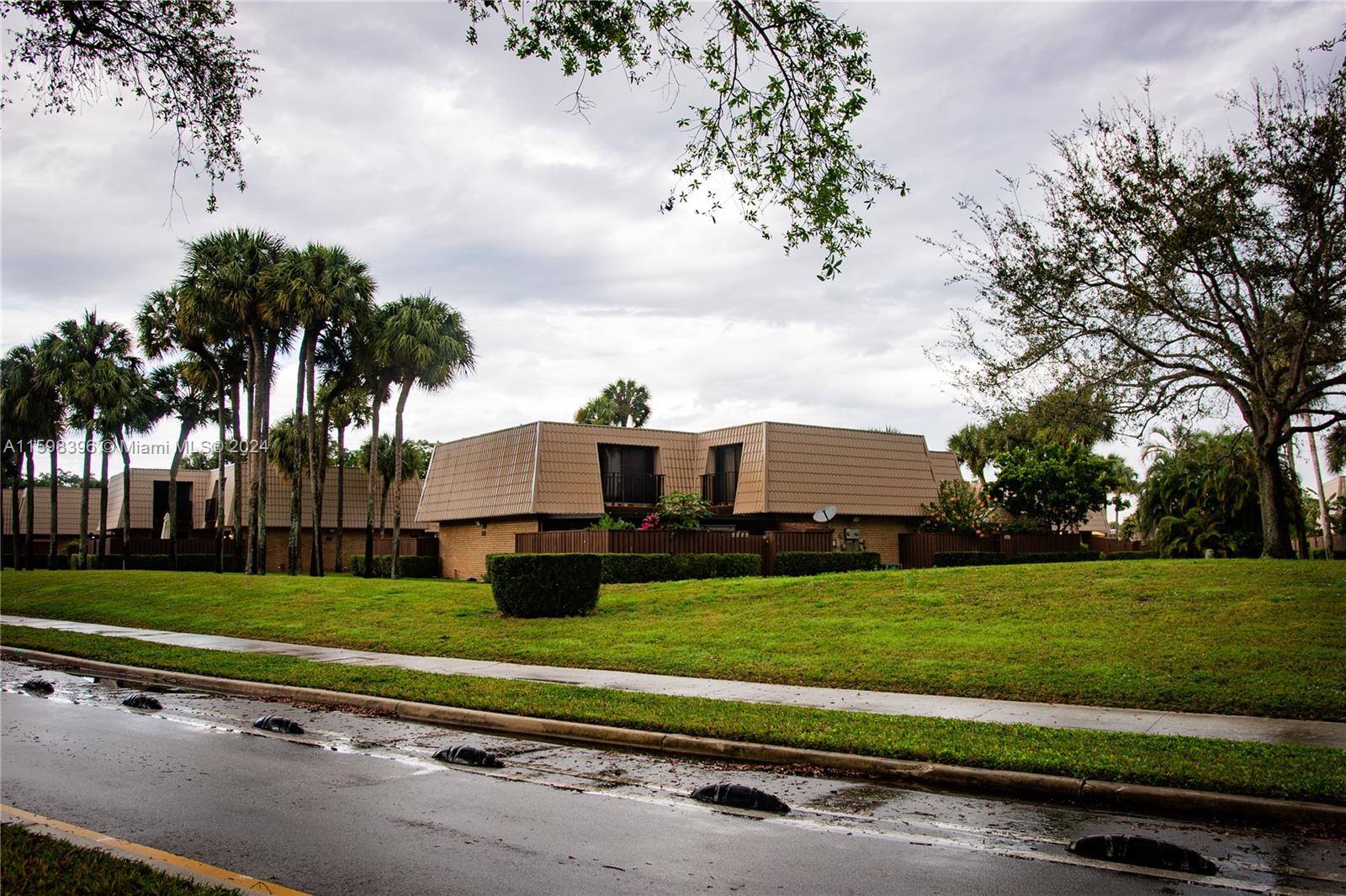 View West Palm Beach, FL 33409 townhome