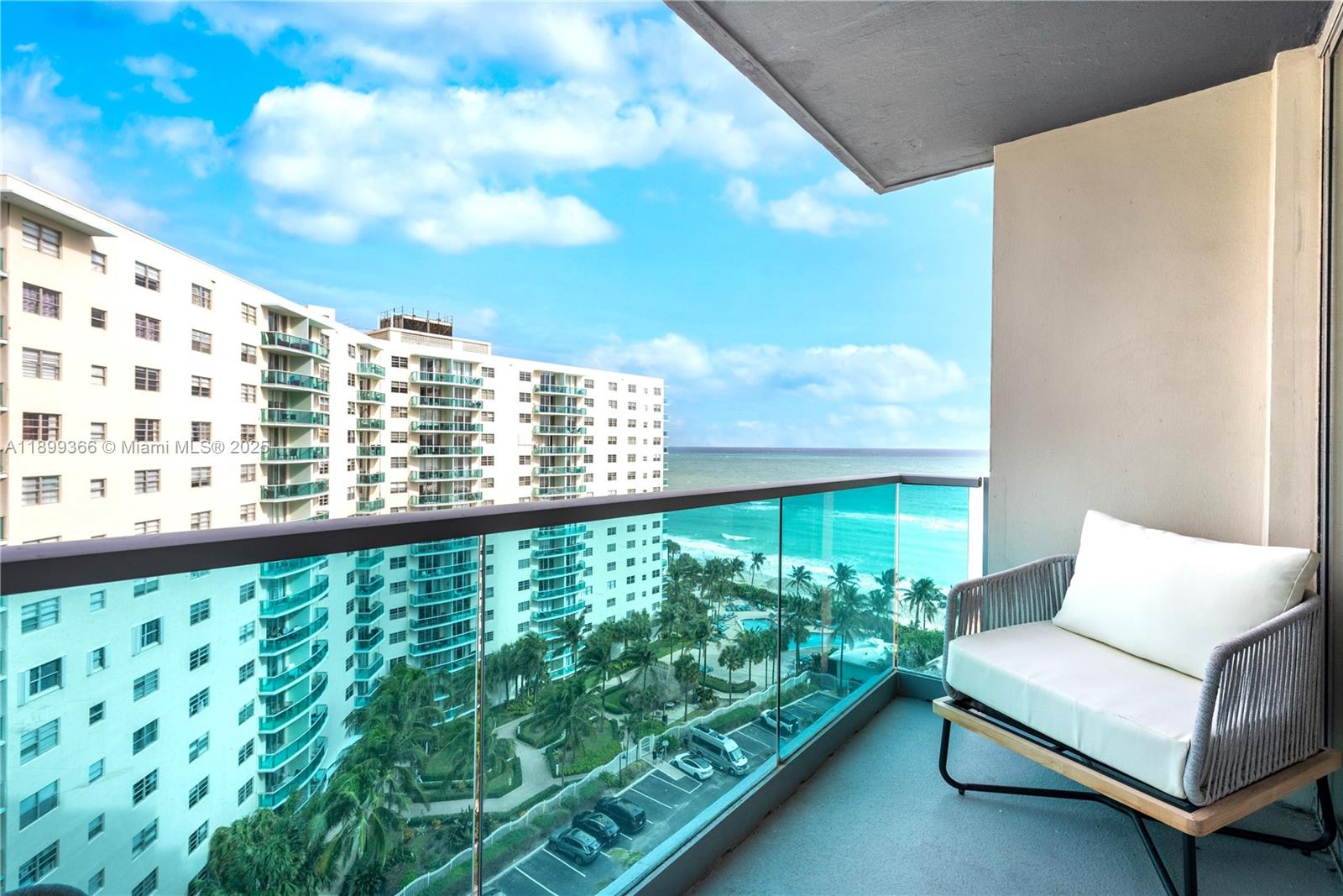 Stunning apartment at Sian Ocean Residences, perfect for Airbnb or personal use. Ideal for relaxing and entertaining with breathtaking ocean views from your private balcony. Experience resort-style living in a prime location with unlimited rental income potential.