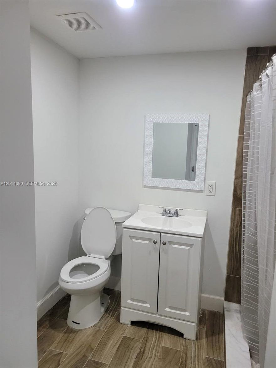 extremely clean , move in ready property! instant equity opportunity! Cash or hard money please see broker remarks.
3/2 + 2/1 Appartment