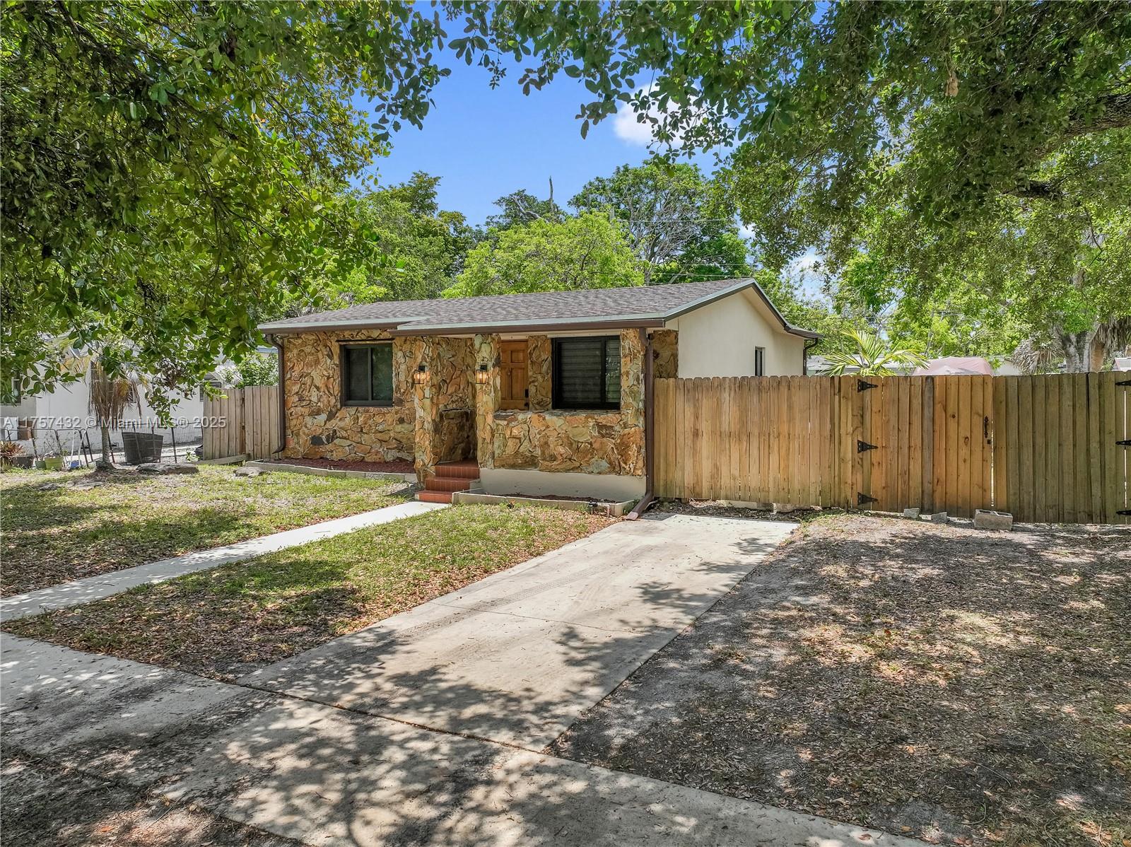 6444 Mcclellan St, Hollywood, Broward County, Florida - 2 Bedrooms  
1 Bathrooms - 